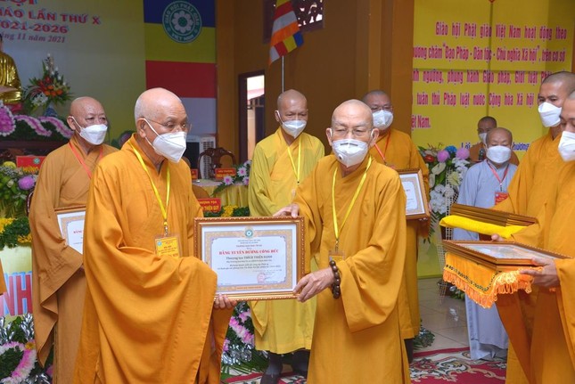 Hòa thượng Thích Thiện Đức trao Bằng tuyên dương công đức của Ban Thường trực Ban Trị sự GHPGVN TP.HCM đến chư tôn đức Phật giáo quận Bình Tân
