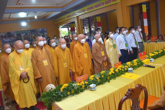 Chư tôn đức và quan khách thực hiện nghi thức chào Quốc kỳ và Đạo kỳ trước khi khai mạc đại hội