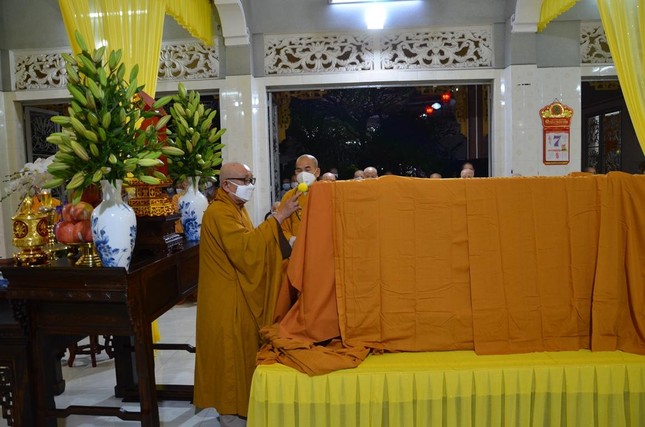 Hòa thượng Thích Như Tín sái tịnh trước khi cung thỉnh nhục thân Ni trưởng nhập kim quan