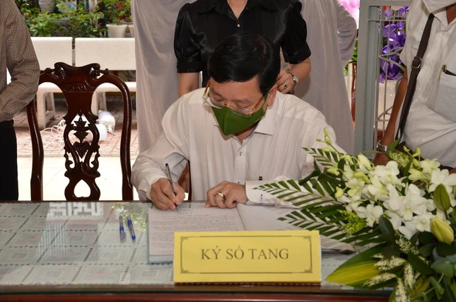 Ông Vũ Ngọc Tuất, Bí thư Quận ủy ghi sổ tang