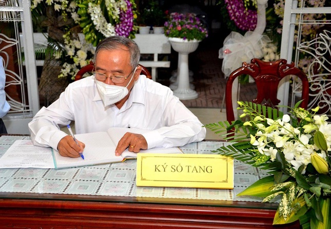 Ông Nguyễn Văn Lưu, Phó Trưởng ban Dân vận Thành ủy ký sổ tang lưu niệm