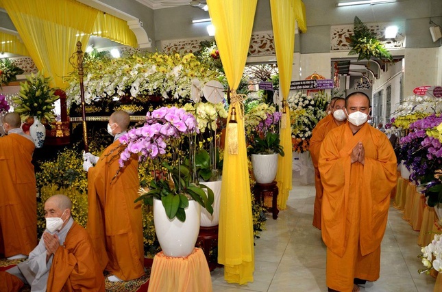 Chư tôn đức nhiễu quan tưởng niệm