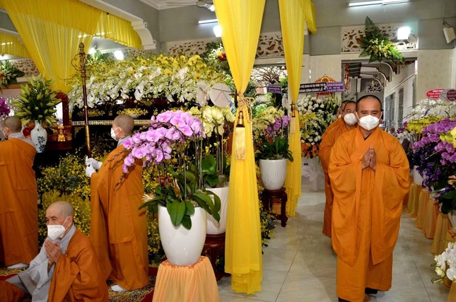 Chư tôn đức nhiễu quan tưởng niệm