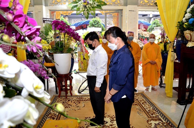 Ban Tôn giáo TP.HCM viếng tang sáng ngày 8-1