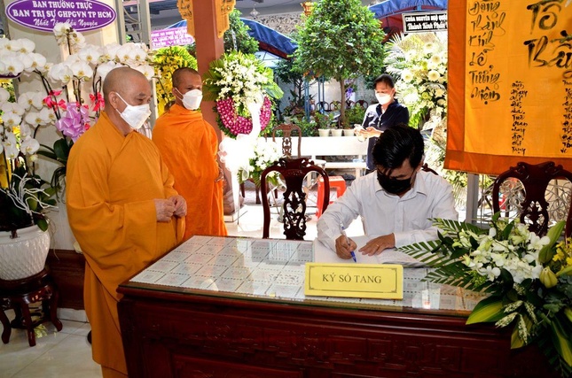 Ông Nguyễn Văn Lượng, Phó ban Tôn giáo TP.HCM ký sổ tang