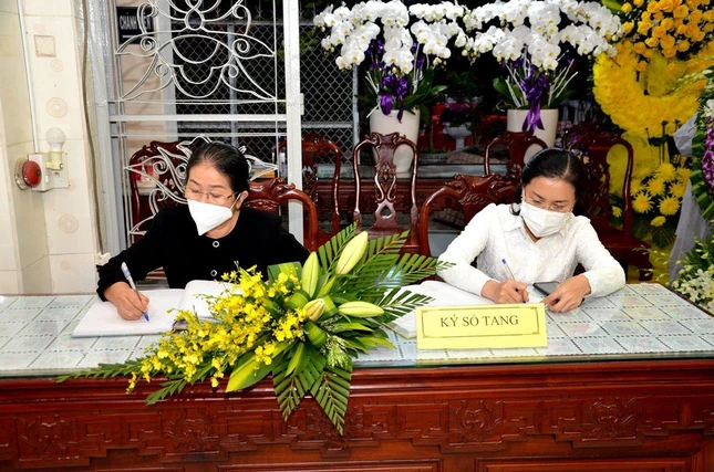 Bà Võ Thị Dung - nguyên Phó Bí thư Thành ủy và bà Phan Kiều Thanh Hương - Phó Chủ tịch Ủy ban MTTTQVN TP.HCM ký sổ tang