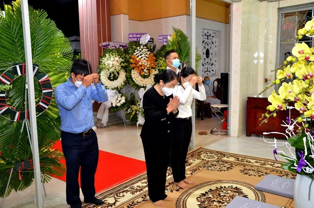 Đoàn Ủy ban MTTQVN TP.HCM viếng tang chiều ngày 7-1