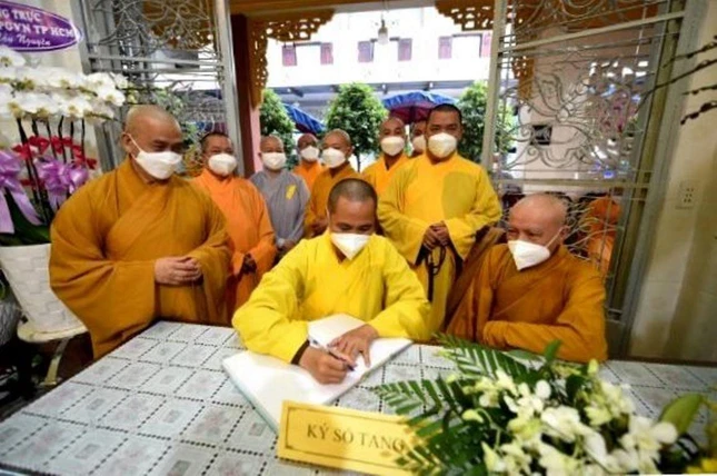 Hòa thượng Thích Nhựt Hỷ, Trưởng ban Hoằng Pháp Phật giáo TP.HCM ký sổ tang