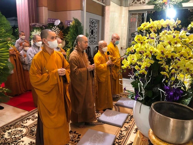 Hội đồng Điều hành Học viện Phật giáo VN tại TP.HCM viếng tang tối ngày 7-1
