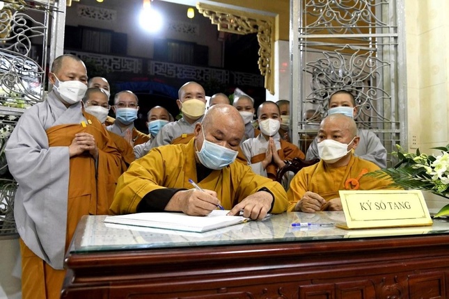 Thượng tọa Thích Phước Đạt, Phó Viện trưởng Học viện Phật giáo VN tại TP.HCM ký sổ tang