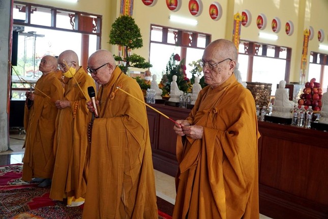 Chư tôn đức niêm hương cầu nguyện Chư tôn đức niêm hương cầu nguyện