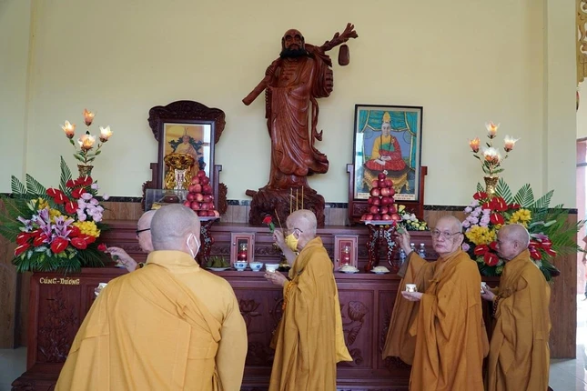 Tổ đường nơi tôn thờ lịch đại tổ sư khai sơn và trụ trì tiền nhiệm Tổ đường nơi tôn thờ lịch đại tổ sư khai sơn và trụ trì tiền nhiệm