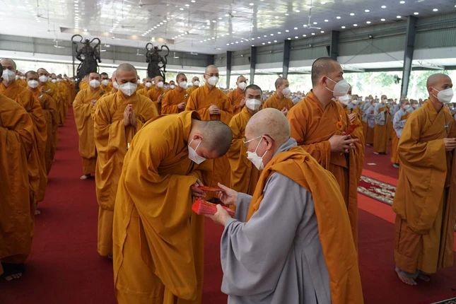 Ban Từ thiện - Xã hội Phật giáo TP.HCM cúng dường tịnh tài đến các Tăng Ni sinh