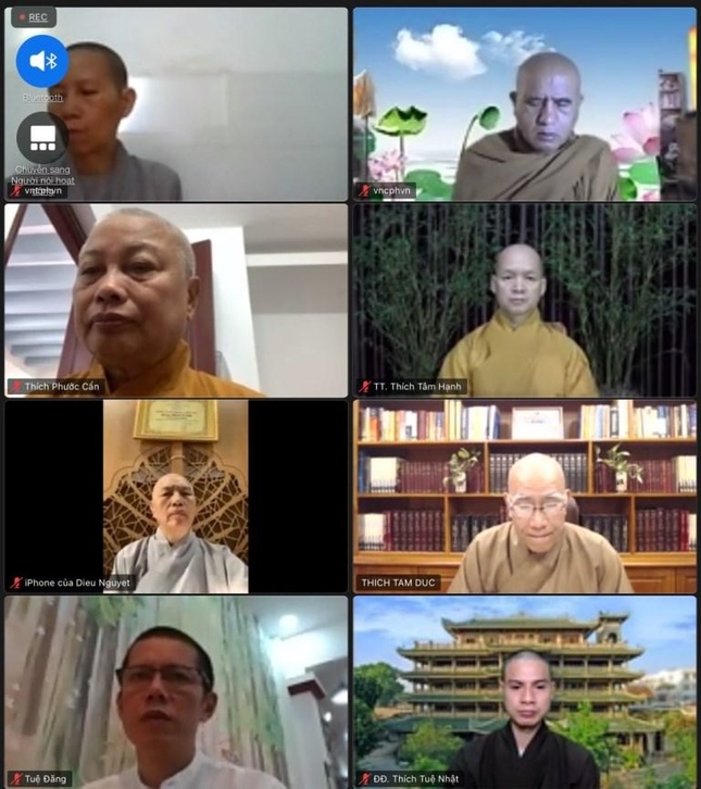 chư tôn đức và các thành viên trực thuộc viện tham dự phiên hội nghị tổng kết trực tuyến sáng nay.
