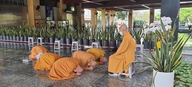 Chư tôn đức Viện Nghiên cứu Phật học VN đảnh lễ vấn an Trưởng lão Hòa thượng Quyền Pháp chủ GHPGVN