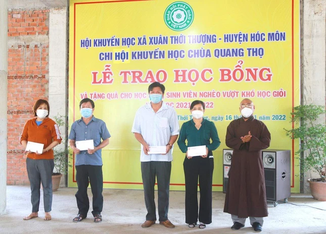 trao quà ủng hộ người nghèo trên địa bàn các xã thuộc huyện Hóc Môn để chăm lo cho người dân dịp tết nguyên đán