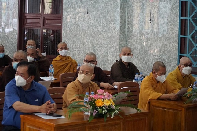 Chư tôn đức Tăng và chính quyền tham dự