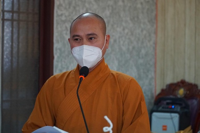 Đại đức Thích Huệ Thông báo cáo