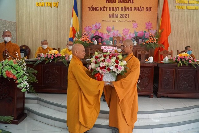 Hòa thượng Thích Thiện Minh tặng hoa chúc mừng Thượng tọa Thích Lệ Tâm được tấn phong