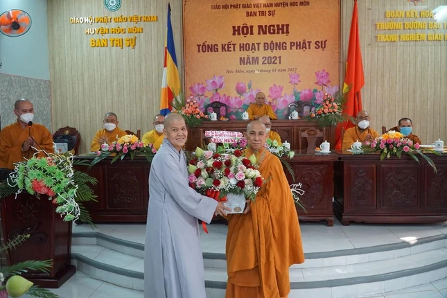 Ni sư Thích nữ Tường Hạnh, Trưởng Phân ban Ni giới Phật giáo huyện tặng hoa chúc mừng chư ni được tấn phong giáo phẩm Ni sư.