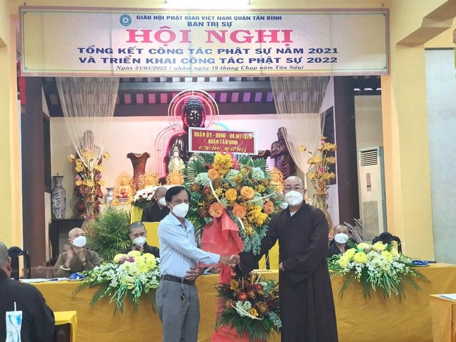 Ông Huỳnh Văn Bé tặng hoa ghi nhận những thành tựu Phật sự của Ban Trị sự Phật giáo quận đến Thượng tọa Thích Đạt Đức