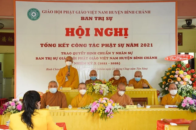 Thượng tọa Thích Thiện Quý phát biểu chỉ đạo các hoạt động của Phật giáo huyện năm 2022