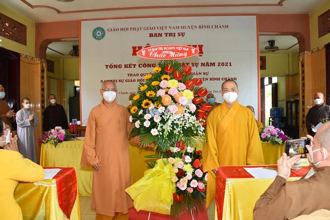 Thượng tọa Thích Quang Thạnh tặng hoa chúc mừng đến Thượng tọa Thích Huệ Minh