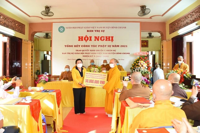 Thượng tọa Thích Phước Tiến, Phó ban Trị sự trao ủng hộ quà tết đến Mặt trận huyện chăm lo cho người nghèo trên địa bàn huyện,