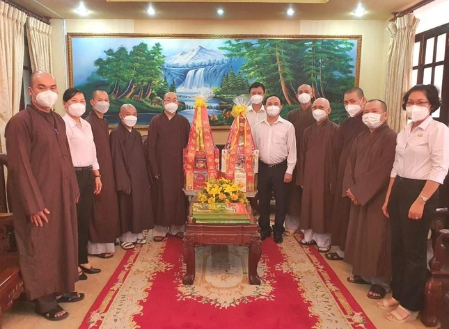 Ông Lê Hoàng Hà, ông Nguyễn Bá Thành và Lãnh đạo quận Tân Bình thân mật tiếp phái đoàn Ông Lê Hoàng Hà, ông Nguyễn Bá Thành và Lãnh đạo quận Tân Bình thân mật tiếp phái đoàn