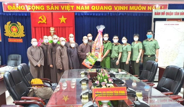 Ông Trần Thủy Tiên, Phó trưởng Công an quận và các phòng ban tiếp đoàn