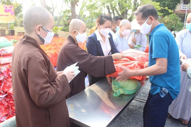 Phần quà là sự chia sẻ đến những hoàn cảnh khó khăn