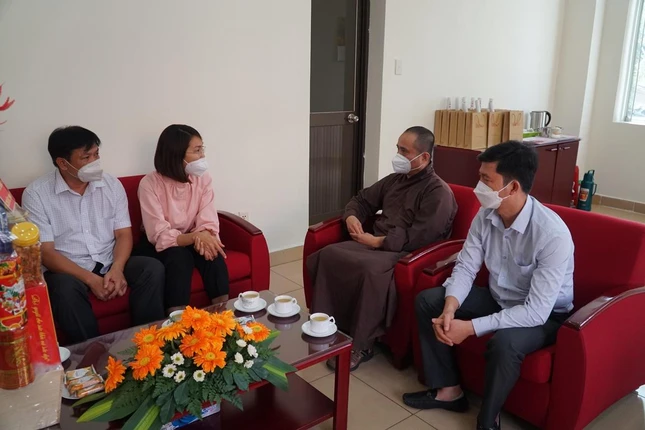 Thượng tọa Thích Tâm Hải đã trao đổi với bà Phạm Thị Yến Bình về hoạt động của Tòa soạn báo Giác Ngộ