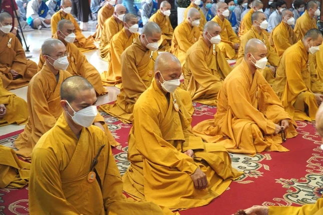 Chư Tăng và Phật tử thành tâm cầu nguyện Chư Tăng và Phật tử thành tâm cầu nguyện