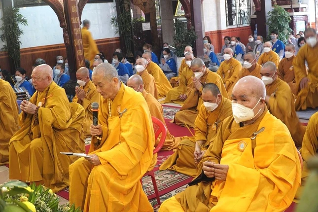 Chư tôn đức niệm hương cầu nguyện ngày khai đàn Chư tôn đức niệm hương cầu nguyện ngày khai đàn