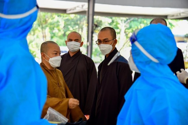 Chư tôn đức Hội đồng Điều hành trao đổi với đội ngũ làm công tác y tế