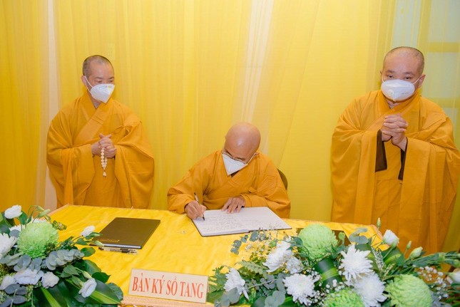 Thượng tọa Thích Thiện Quý ghi sổ tang lưu niệm - Ảnh: Đăng Huy