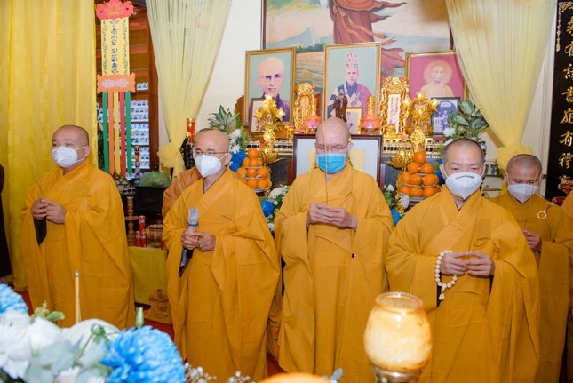 Thượng tọa Thích Thiện Quý cùng chư tôn đức Ban Trị sự Phật giáo TP viếng tang - Ảnh: Đăng Huy