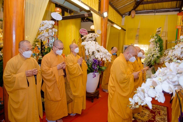 Chư tôn đức lãnh đạo Phật giáo TP.HCM viếng tang sang ngày 28-2. Ảnh: Đăng Huy