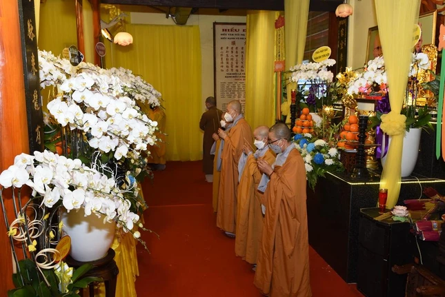 Và, quận Bình Thạnh cũng trở về kính viếng Giác linh Hòa thượng tân viên tịch