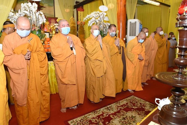 Thượng tọa Thích Tâm Chơn và Thường trực Ban Trị sự Phật giáo quận viếng tang cố Hòa thượng Thích Hạnh Thu