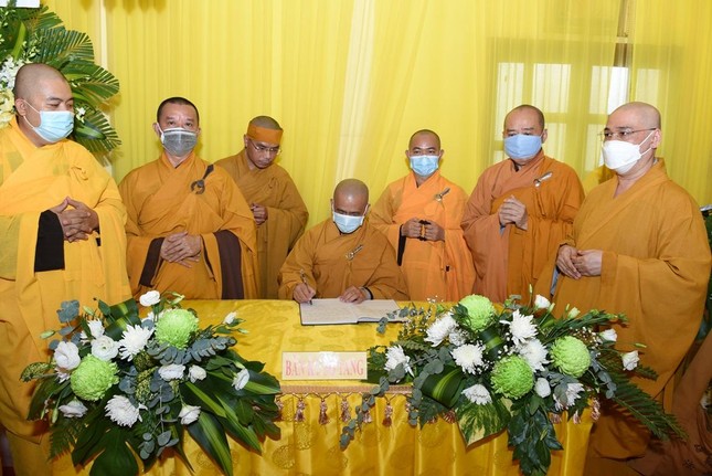 Ban Trị sự Phật giáo quận Bình Thạnh ghi sổ tang lưu niệm