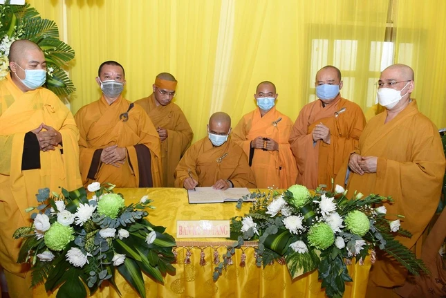 Ban Trị sự Phật giáo quận Bình Thạnh ghi sổ tang lưu niệm