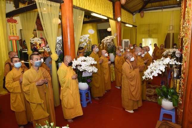 Ban Trị sự và các tự viện trên địa bàn quận Phú Nhuận viếng tang chiều 28-2