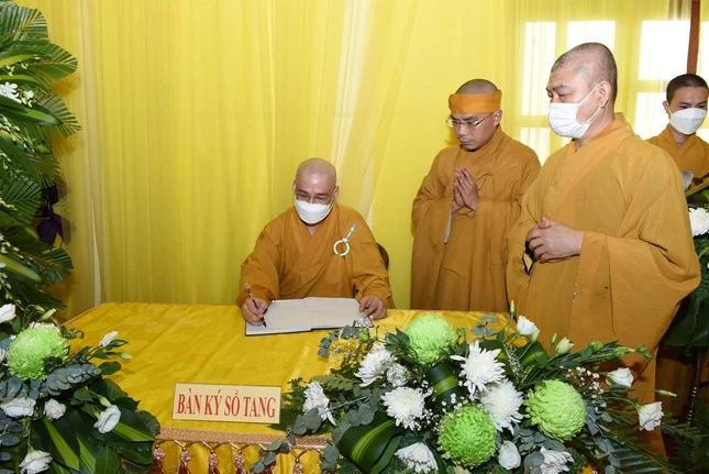 Thượng tọa Thích Minh Nhựt ghi sổ tang lưu niệm