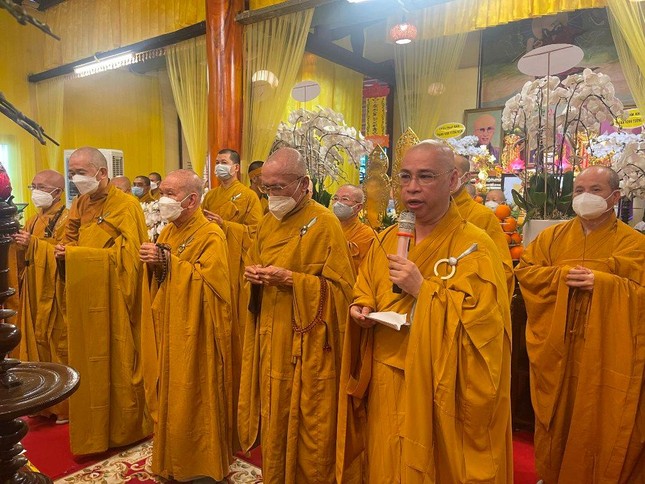 Thượng tọa Thích Minh Nhựt truy tán công đức cố Hòa thượng, chia buồn cùng môn đồ pháp quyến