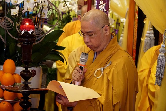 Thượng tọa Thích Minh Nhựt, đọc lời tưởng niệm của Ban Trị sự Phật giáo quận