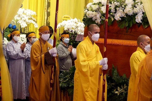 Môn đồ pháp quyến túc trực bên kim quan thầy những giây phút cuối