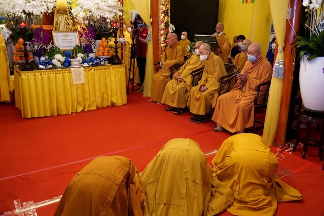 Môn đồ pháp quyến đảnh lễ tri ân chư tôn giáo phẩm chứng minh