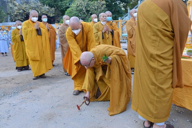 Thực hiện nghi thức động thổ