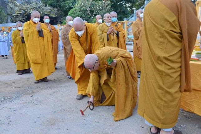 Thực hiện nghi thức động thổ